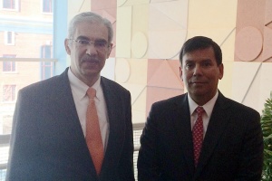 Ministro Arenas junto a Santiago Levy, vicepresidente de Sectores y Conocimiento del BID
