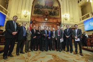 Ministro Rodrigo Valdés junto a parlamentarios de la Comisión Especial Mixta de Presupuestos