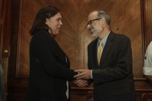 Ministro Rodrigo Valdés junto a Bárbara Figueroa, presidenta de la CUT