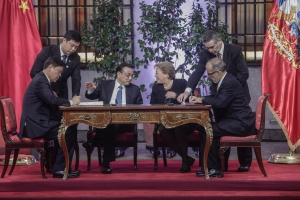 Gobiernos de Chile y China firmaron convenio para eliminar la doble tributación y prevenir la evasión y elusión fiscal
