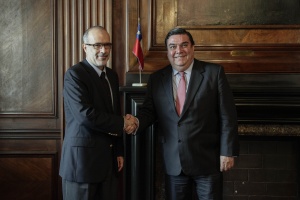 Ministro de Hacienda, Rodrigo Valdés, junto al presidente de la CPC, Alberto Salas