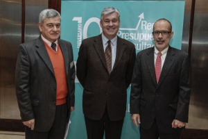 El ministro de Hacienda, Rodrigo Valdés, junto al director de Presupuestos, Sergio Granados, y al representante en Chile del BID, Koldo Echebarría, en la XI Reunión de la Red de Presupuesto por Resultados.