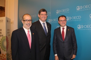 Ministro de Hacienda dialoga con sus pares de Brasil y México, en el marco de la reunión ministerial de la OCDE