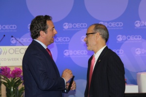 Ministro de Hacienda conversa con Iñigo Fernández de Mesa, secretario de Estado de Economía de España