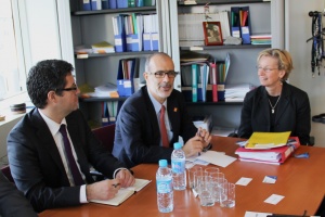 Ministro de Hacienda analiza con Catherine Mann, economista jefe de la OCDE, las perspectivas para Chile y la región.