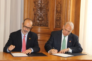 Ministro Rodrigo Valdés firma con secretario general de la OCDE, Ángel Gurría, acuerdo de intercambio de informacion financiera Chile-OCDE para combatir la evasión tributaria.