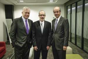 El ministro Rodrigo Valdés junto al ministro Jorge Burgos y el presidente de Icare, Guillermo Ruiz Tagle