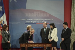 El ministro Rodrigo Valdés participó en ceremonia de firma de proyectos de ley que forman parte de la Agenda para la Transparencia y la Probidad en los Negocios y la Política.