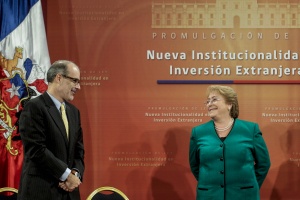El ministro Rodrigo Valdés acompañó a la Presidenta Michelle Bachelet en la promulgación de la Ley que crea una Nueva Institucionalidad en Inversión Extranjera.