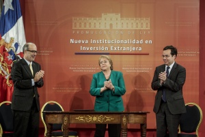 El ministro Rodrigo Valdés acompañó a la Presidenta Michelle Bachelet en la promulgación de la Ley que crea una Nueva Institucionalidad en Inversión Extranjera.