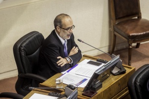 El ministro de Hacienda, Rodrigo Valdés, expuso el proyecto de ley que crea la Comisión de Valores ante la Sala del Senado.