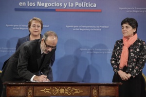 El ministro Rodrigo Valdés participó en la ceremonia de firma de tres proyectos de ley correspondientes a la Agenda para la Transparencia y la Probidad en los Negocios y la Política 