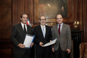 Ministro Rodrigo Valdés junto al senador Andrés Allamand y el diputado Cristián Monckeberg.