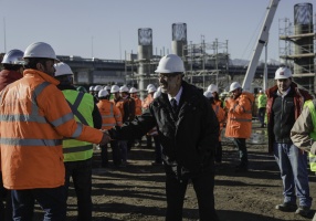 Ministro Rodrigo Valdés en obrass de construcción del nuevo puente Maipo
