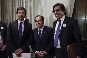 Subsecretario Alejandro Micco junto al presidente de Conapyme, Rafael Cumsille, y el presidente ejecutivo de BancoEstado, Guillermo Larraín.
