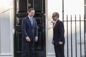 Ministro de Hacienda, Rodrigo Valdés, junto al ministro de Hacienda de Reino Unido, George Osborne.