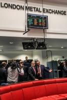 Ministro Rodrigo Valdés en la rueda, al momento del cierre diario del precio del cobre, con ejecutivo de la London Metal Exchange (LME).