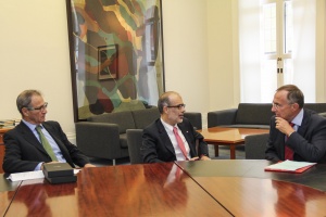 Acompañado del embajador Rolando Drago, el ministro de Hacienda sostiene reunión con el rector de University College London.