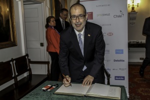 Ministro Rodrigo Valdés firma el libro de visitas ilustres de Mansion House, sede del Chile Day 2015.