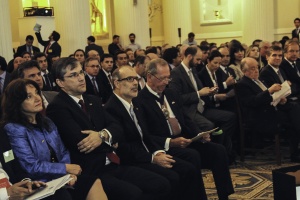 Ministro de Hacienda, Rodrigo Valdés, junto a los superintendentes de Valores y Seguros, Carlos Pavez, y de Pensiones, Tamara Agnic, en sesión inaugural del Chile Day.
