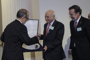 Ministro Rodrigo Valdés entrega el premio Inbest-El Mercurio al economista Vittorio Corbo, por su contribución al mercado de capitales.