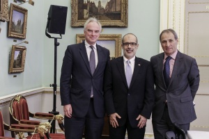 Ministro Rodrigo Valdés junto a Justin Mundy, director internacional de la Unidad de Sustentabilidad del Príncipe Carlos de Inglaterra, y el embajador de Chile en Londres, Rolando Drago.