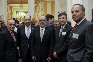 Ministro Rodrigo Valdés con ejecutivos de la Bolsa Electrónica, ComDer y Banco Santander.