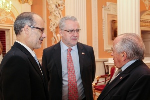 Ministro Rodrigo Valdés junto al titular de Energía, Máximo Pacheco, y al senador Andrés Zaldívar, en una pausa de las reuniones del Chile Day 2015.
