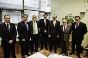Ministro de Hacienda, Rodrigo Valdés, junto al candidato a consejero del Banco Central, Mario Marcel, y los senadores de la comisión de Hacienda.