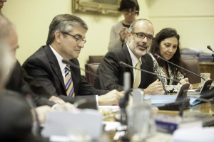 El ministro de Hacienda, Rodrigo Valdés, junto a candidato a consejero del Banco Central, Mario Marcel, en comisión de Hacienda del Senado. 