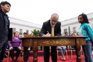El ministro de Hacienda, Rodrigo Valdés, firmó los proyectos que crean la Subsecretaría de la Infancia y el Sistema de Garantías de los Derechos de la Niñez.