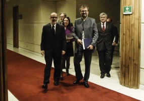 El ministro Rodrigo Valdés y el director de Presupuestos entregaron al presidente en ejercicio de la Cámara de Diputados el proyecto de Ley de Presupuestos 2016.
