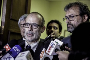 El ministro Rodrigo Valdés y el director de Presupuestos entregaron al presidente en ejercicio de la Cámara de Diputados el proyecto de Ley de Presupuestos 2016.