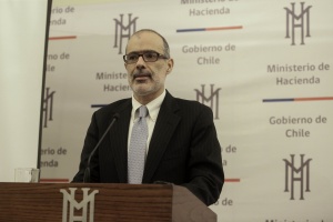 El ministro Rodrigo Valdés y el director de Presupuestos entregaron detalles del proyecto de ley de Presupuestos 2016.