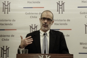El ministro Rodrigo Valdés y el director de Presupuestos entregaron detalles del proyecto de ley de Presupuestos 2016.