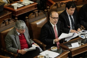 Ministro Rodrigo Valdés junto al subsecretario Alejandro Micco y el director de Presupuestos en la entrega del Estado de la Hacienda Pública 2015