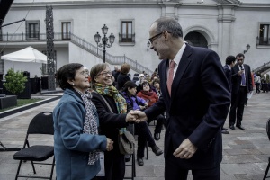 El ministro de Hacienda, Rodrigo Valdés, participó en la ceremonia de promulgación de la ley 20.864, que elimina el pago del 5% de salud a pensionados y que establece otros beneficios.