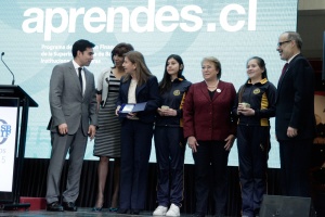 La Presidenta de la República, el ministro de Hacienda, Rodrigo Valdés, y el superintendente de Bancos, Eric Parrado, en la inauguración de la Segunda Feria de Educación Financiera 2016.