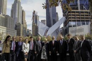 Ministro Rodrigo Valdés, junto a embajador Juan Gabriel Valdés y delegación chilena en el centro de Manhattan camino a la New York Stock Exchange (NYSE).
