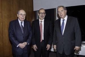 Ministro Rodrigo Valdés junto al embajador Juan Gabriel Valdés y Guillermo Calvo, director del Programa de Administración de Política Económica de SIPA.