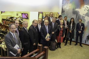 Ministro Rodrigo Valdés y delegación de la Cámara Chileno Norteamericana de Comercio (AmCham) visitan sala de trading de Blackrock, donde se transan valores globales.