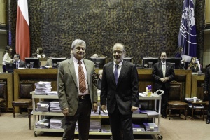 Ministro Valdés asiste a la Sala del Senado junto a Sergio Granados, director de Presupuestos. 