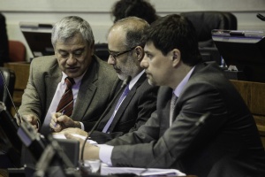 Ministro de Hacienda, Rodrigo Valdés, y el director de Presupuestos, Sergio Granados, junto al ministro Secretario General de Gobierno, Marcelo Díaz, abordan la discusión presupuestaria.