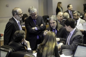 Ministros Valdés, Eyzaguirre y Díaz dialogan con parlamentarios durante la sesión de la Comisión Especial Mixta de Presupuestos.