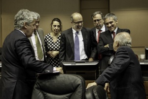 Ministro Valdés, junto al ministro Secretario General de la Presidencia, Nicolás Eyzaguirre, y el director de Presupuestos, dialogan con asesores y parlamentarios.