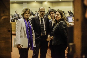 Ministro Valdés junto a jefe de bancada PS Manuel Monsalve y diputadas Denise Pascal y Maya Fernández en el inicio de la discusión presupuestaria en la Sala de la Cámara de Diputados.
