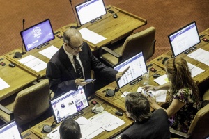 Ministro Rodrigo Valdés aborda el presupuesto en conversación con diputados de oposición.