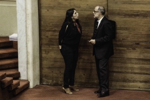 Ministro de Hacienda sostiene diálogo con la diputada Karla Rubilar.
