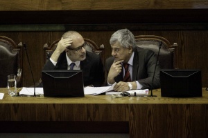 Ministro de Hacienda, Rodrigo Valdés, junto al director de Presupuestos, Sergio Granados, durante la discusión presupuestaria de la Sala de la Cámara de Diputados.
