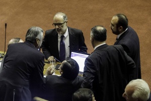 Ministro Rodrigo Valdés mantiene diálogo con parlamentarios durante la tramitación de la Ley de Presupuestos en la Cámara de Diputados.